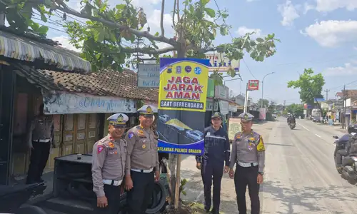 Cegah Lakalantas, Polisi Sragen Pasang Imbauan Hati-hati di Daerah Rawan