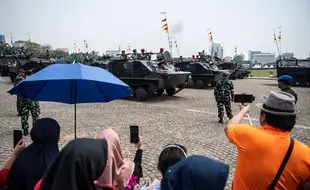 TNI Gelar Latihan Defile Alutsista Jelang Peringatan HUT ke-79 di Monas