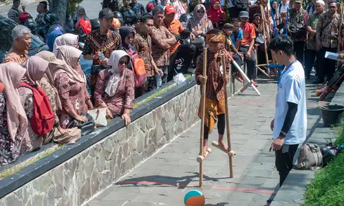 Meriah, Aksi Siswa SD Ikuti Festival Dolanan Tradisional di Boyolali