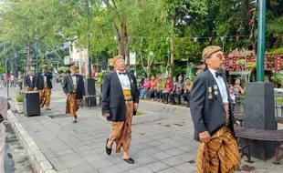 Gayeng! 40 Pria Lintas Usia Adu Gaya dalam Fashion Show Batik di Keprabon Solo