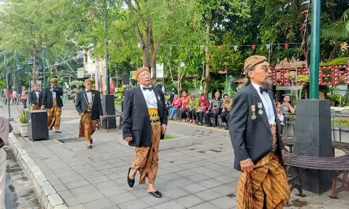 Gayeng! 40 Pria Lintas Usia Adu Gaya dalam Fashion Show Batik di Keprabon Solo