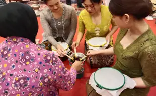 Peringati Hari Batik, Karyawan The Sunan Hotel Solo Membatik