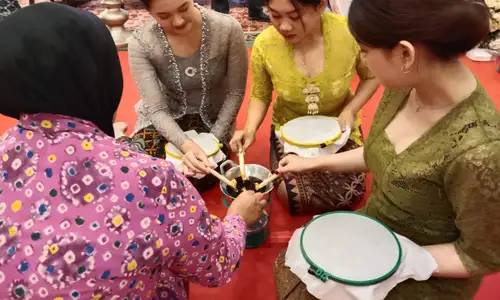 Peringati Hari Batik, Karyawan The Sunan Hotel Solo Membatik