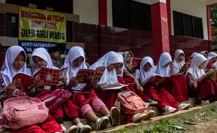 Ruang Kelas Disegel, Siswa SDN Senangsari Pandeglang Belajar di Teras Sekolah