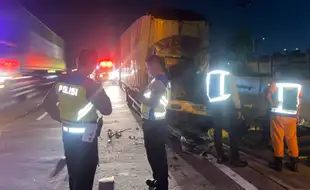 Mobil Boks Seruduk Truk di Tol Boyolali, 1 Orang Meninggal, 1 Luka Berat