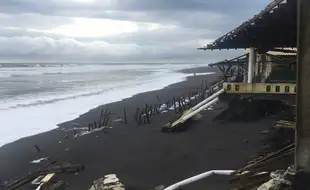 Perhatian! BPBD DIY Minta Warga Bongkar Bangunan di Pinggir Pantai Selatan