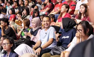 Begini Gaya Respati Ardi Nonton Laga Final Basket Honda DBL di Sritex Arena Solo