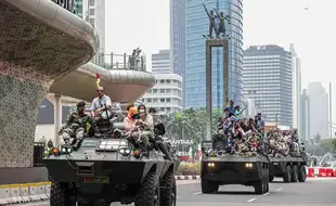 Parade Kendaraan Tempur di Jalan Protokol Jakarta Meriahkan HUT ke-79 TNI