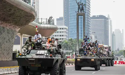 Parade Kendaraan Tempur di Jalan Protokol Jakarta Meriahkan HUT ke-79 TNI