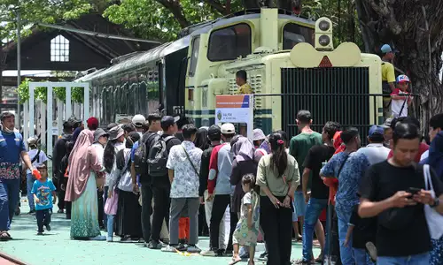 Ribuan Warga Antusias Kunjungi Bengkel KA di Open House Balai Yasa Surabaya