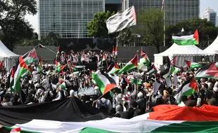 Aksi untuk Palestina Merdeka di Depan Kedubes Amerika Serikat