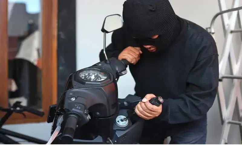 Pelat Motor Pelaku Ditutup Lakban, Aksi Pencurian Motor di Tawangsari Viral