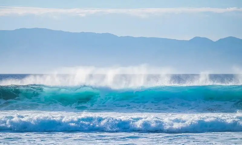 Liburan di Pantai, Waspada Gelombang Tinggi saat Libur Natal & Tahun Baru