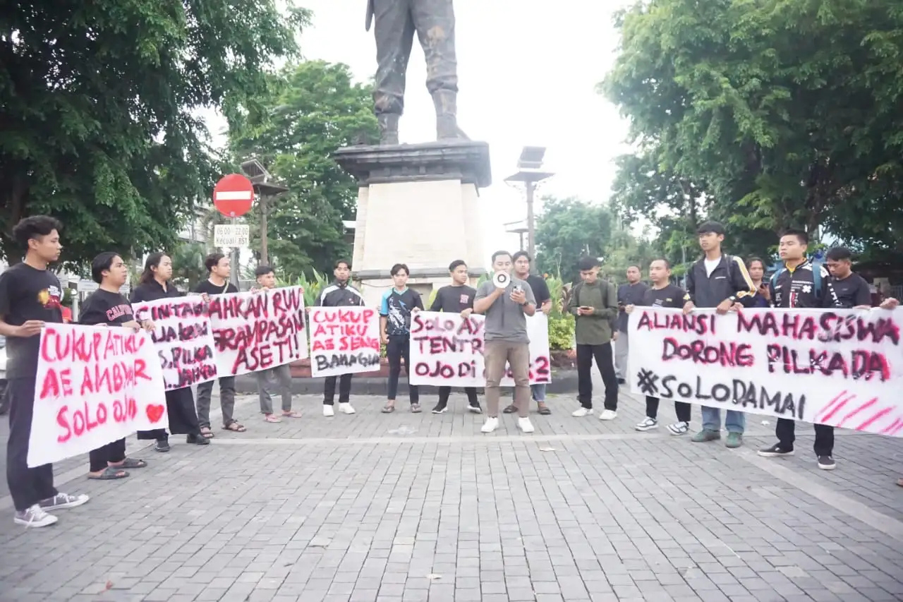 Aksi di Gladag, Puluhan Mahasiwa Solo Serukan Pilkada Damai Tanpa Intervensi