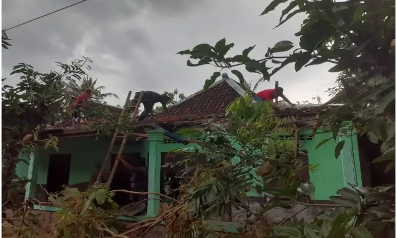 Angin Kencang Kembali Terjang Klaten, Satu Bangunan Semipermanen Roboh