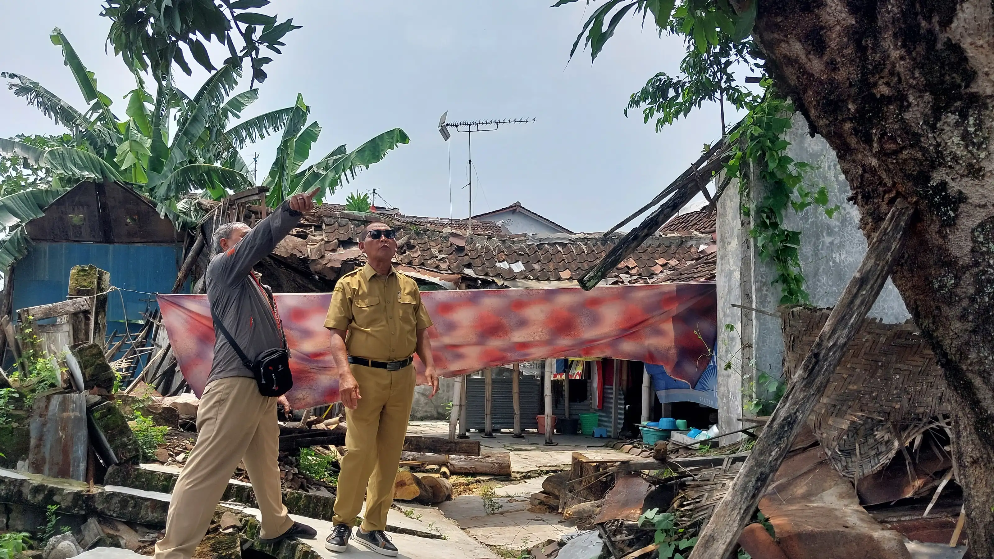 Hari Pertama Kerja seusai Cuti, Wali Kota Solo Teguh Prakosa Tinjau Rumah Rusak