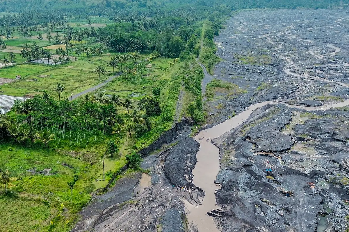 Tanggul Penahan Banjir Lahar Hujan Gunung Semeru di Lumajang Rusak