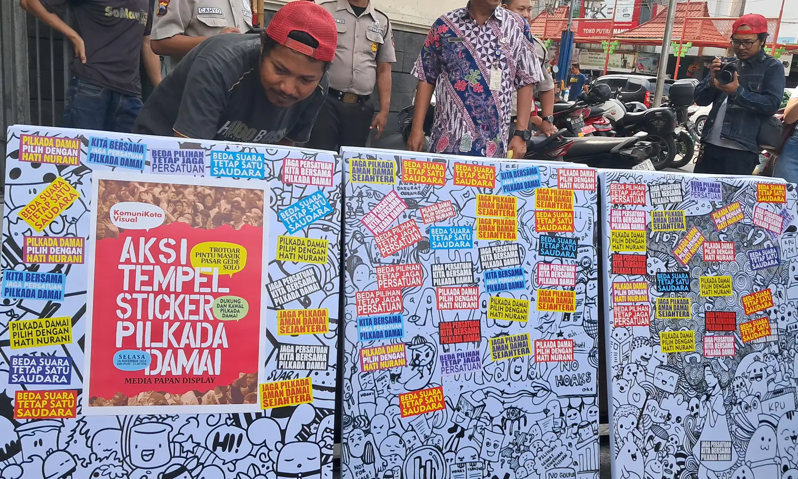 Jelang Coblosan, Pedagang-Pengunjung Pasar Gede Solo Pasang Stiker Pilkada Damai