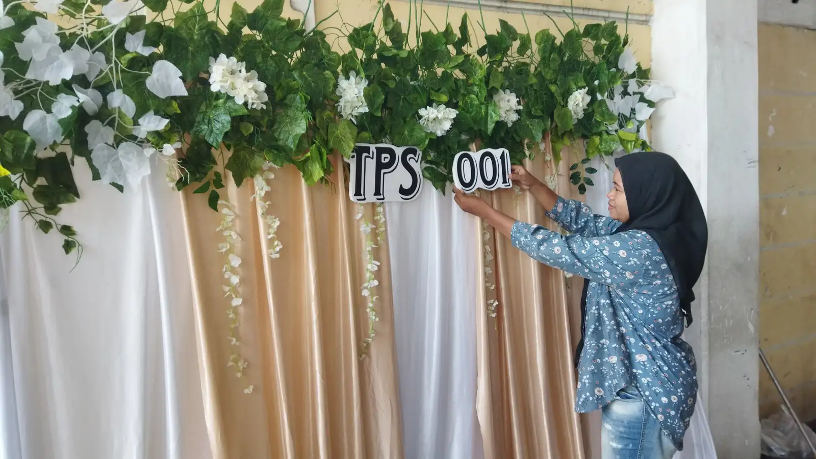 Kreatif! TPS 001 Jayengan Solo untuk Pilkada 2024 Dihias ala Resepsi Pernikahan