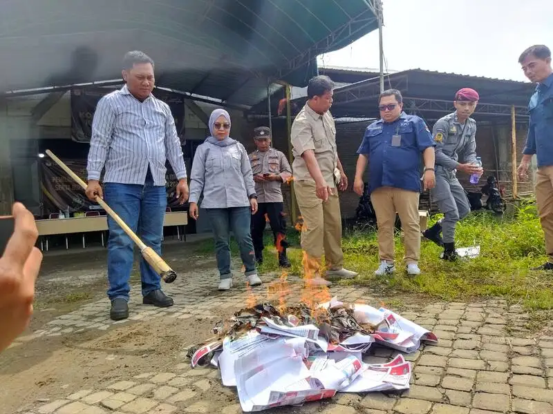 Antisipasi Kecurangan Pilkada, KPU Magetan Musnahkan Ratusan Surat Suara Rusak