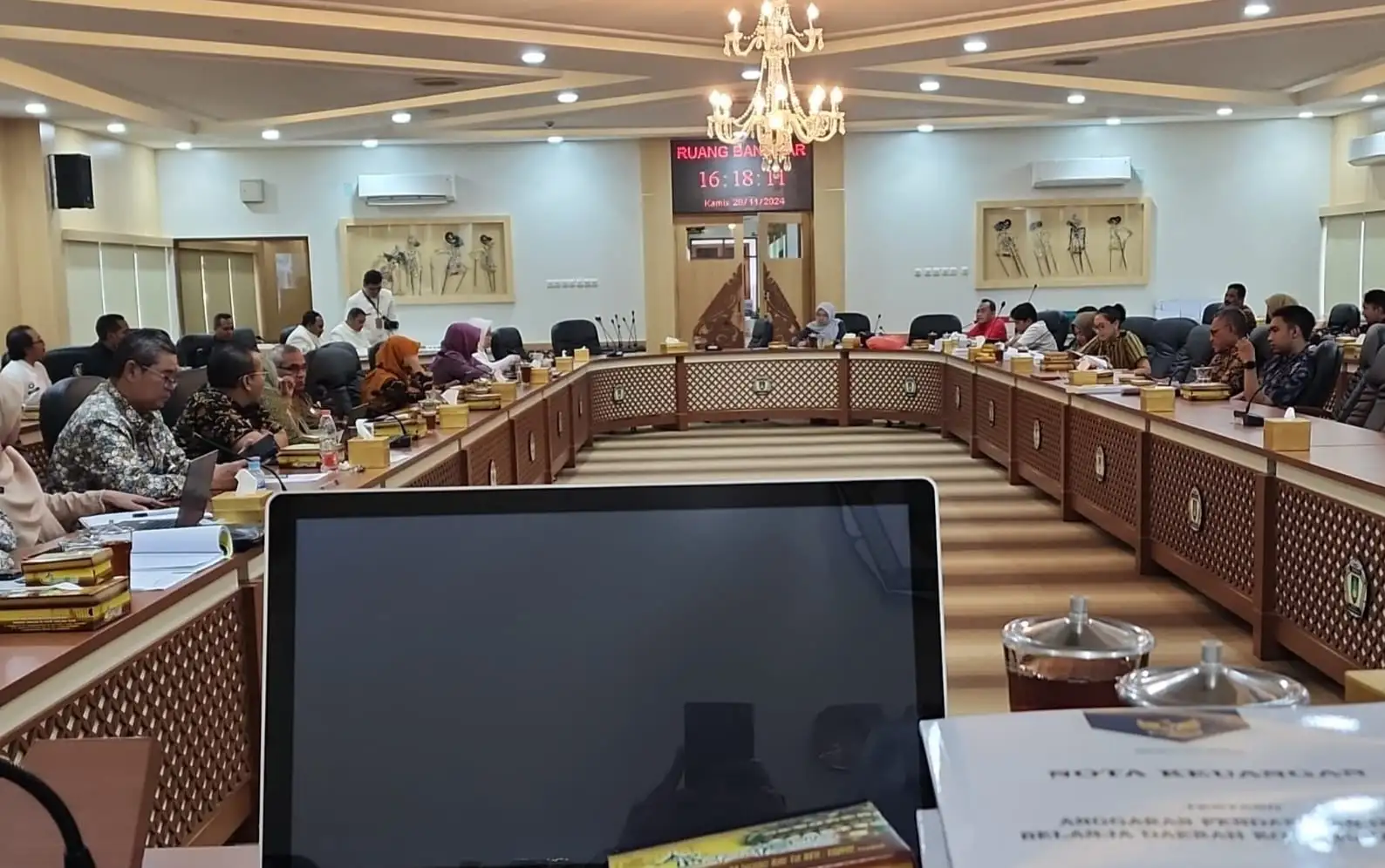 Bahas APBD 2025, KIM Plus dan FPDIP Adu Argumen di Rapat Banggar DPRD Solo