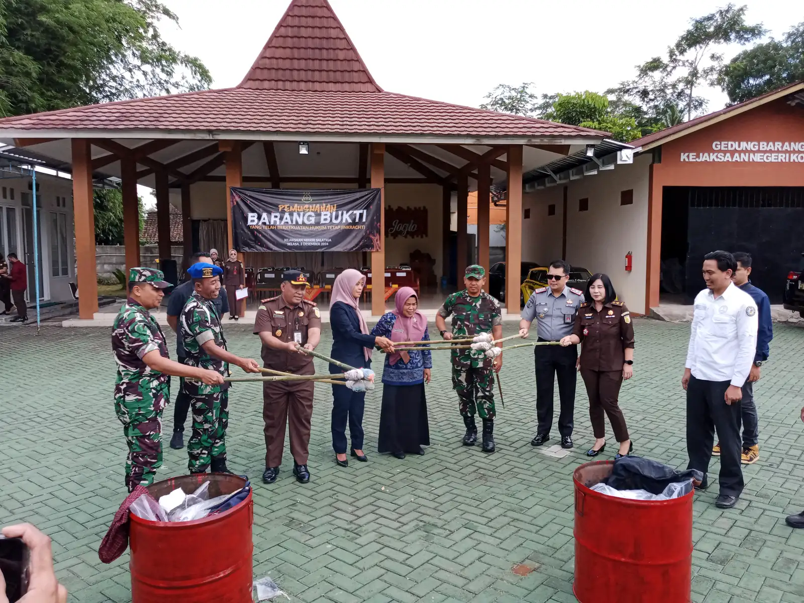 Kejari Salatiga Musnahkan Barang Bukti Kejahatan, Ada Pistol Airsoft Gun