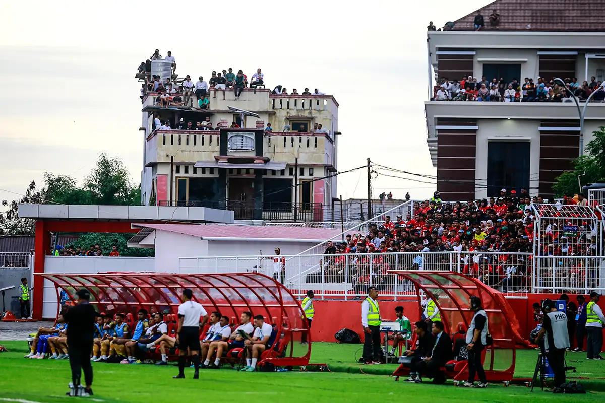 Antusias Warga Ternate Saksikan Pertandingan Liga 1 dari Atas Gedung