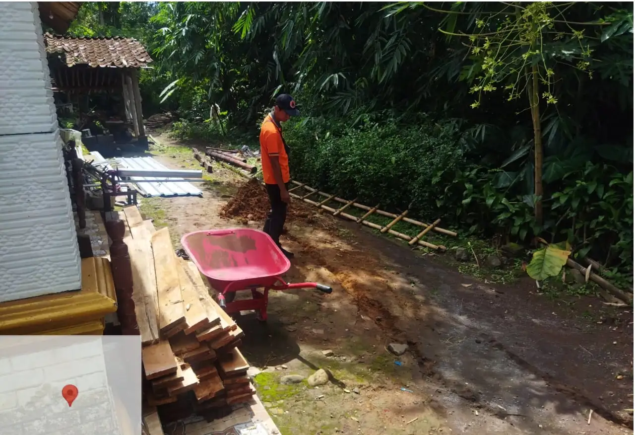 Muncul Rekahan Tanah, Rumah Warga Glegok Ngargoyoso Karanganyar Terancam Longsor