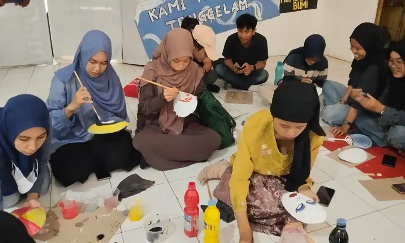 Anak Muda Semarang Hias 100 Topeng Rayakan 100 Tahun Pramoedya Ananta Toer