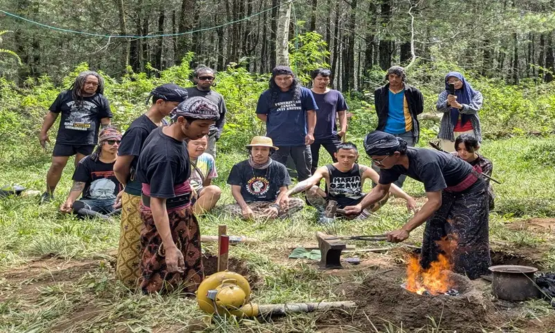 Komunitas Pencinta Alam Tanam Bibit Pohon & Tempa Keris di Gunung Merbabu