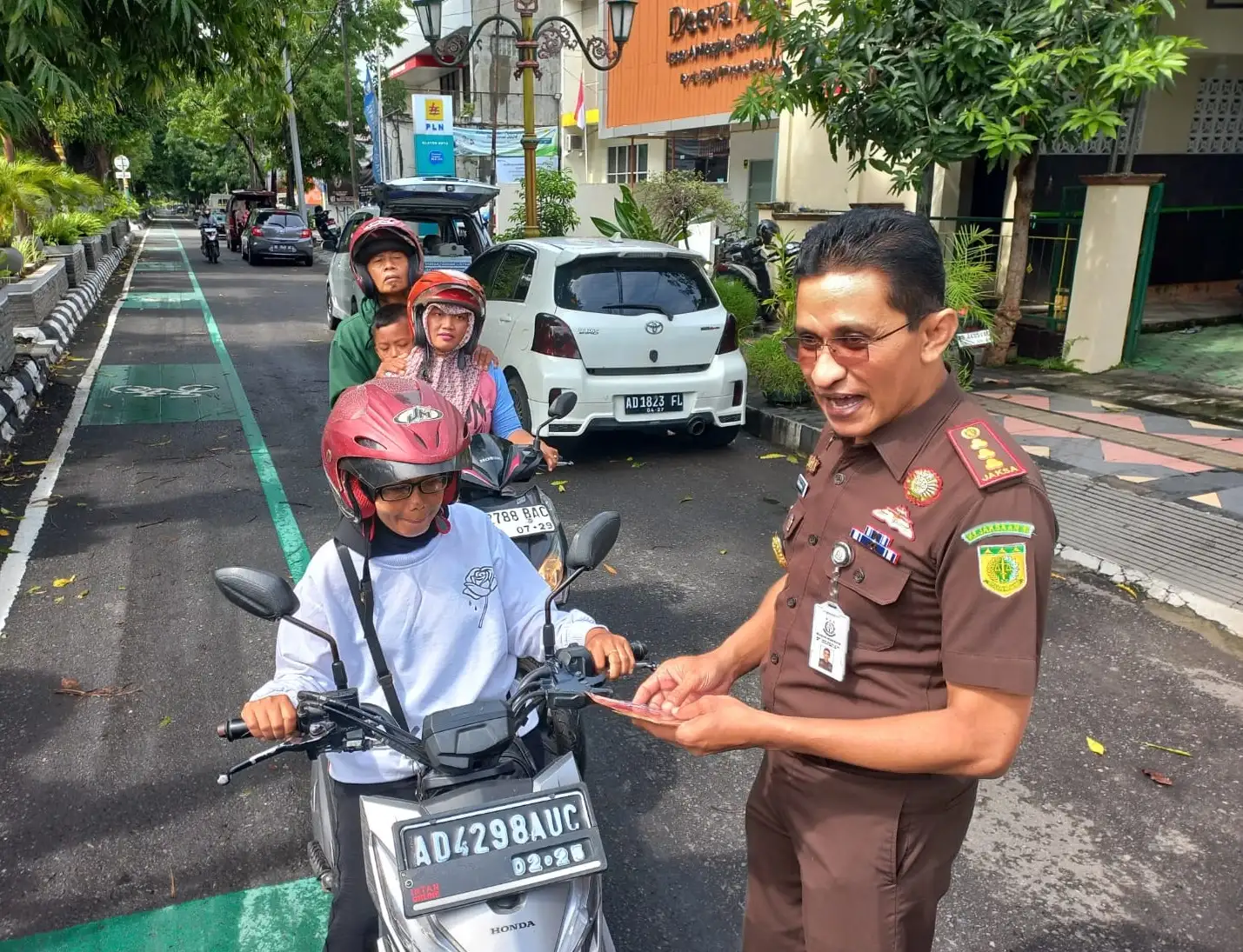 Bagikan Stiker Antikorupsi, Kejari Klaten Fokus ke Korupsi di Perbankan