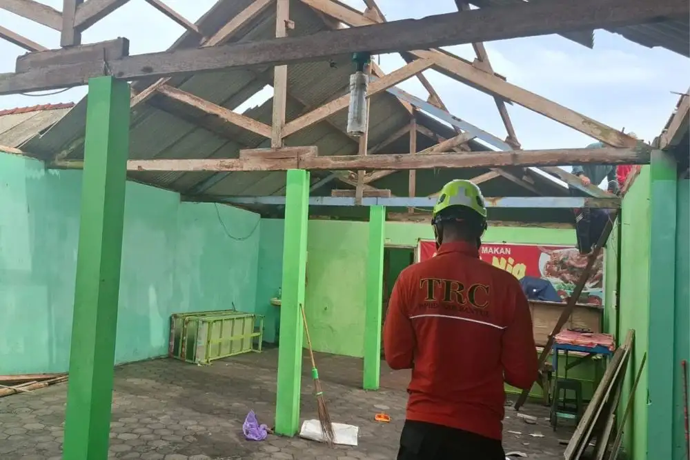 Angin Kencang Menerjang, Belasan Warung Makan di Pantai Depok Bantul Rusak