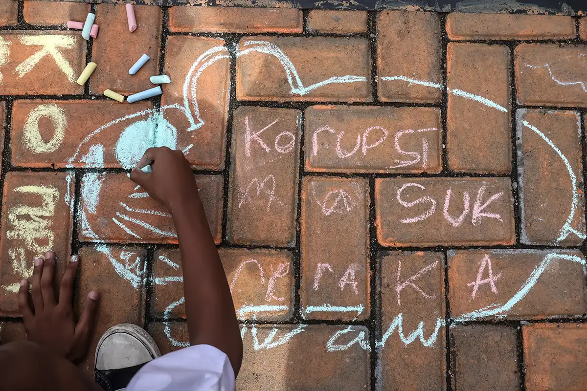 Peringati Hakordia, Siswa SD di Solo Menggambar & Menulis Pesan Antikorupsi