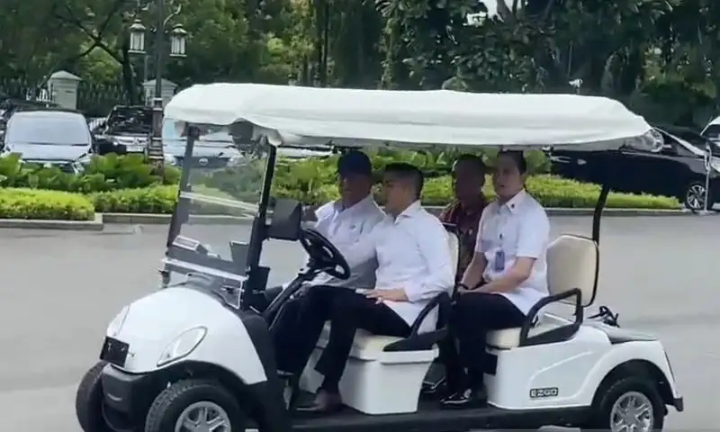 Disopiri Mayor Teddy, Presiden Prabowo Keliling Istana Naik Buggy Car