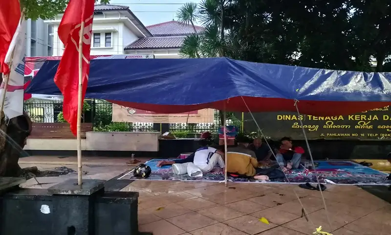 Jelang Penetapan UMP 2025, Buruh Jateng Dirikan Tenda di Kantor Disnakertrans