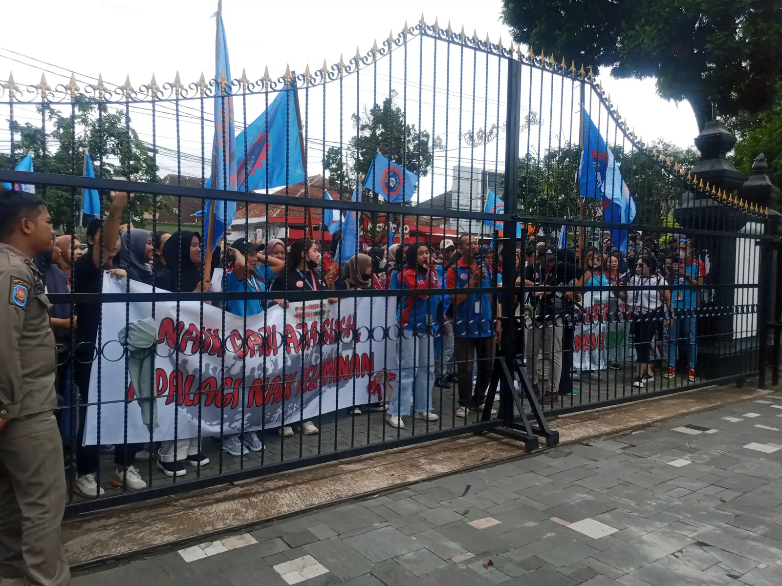 Demo Kenaikan UMK, Buruh Salatiga Sulap Depan Kantor DPRD Jadi Panggung Karaoke