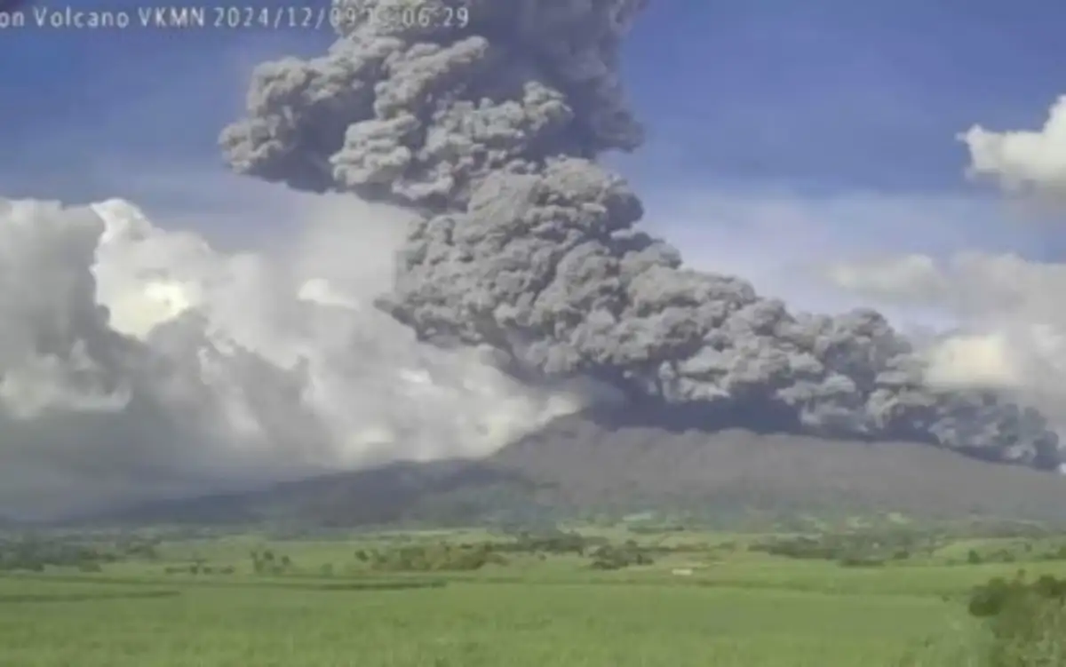 Gunung Kanlaon Filipina Erupsi Dahsyat, Puluhan Ribu Warga Mengungsi