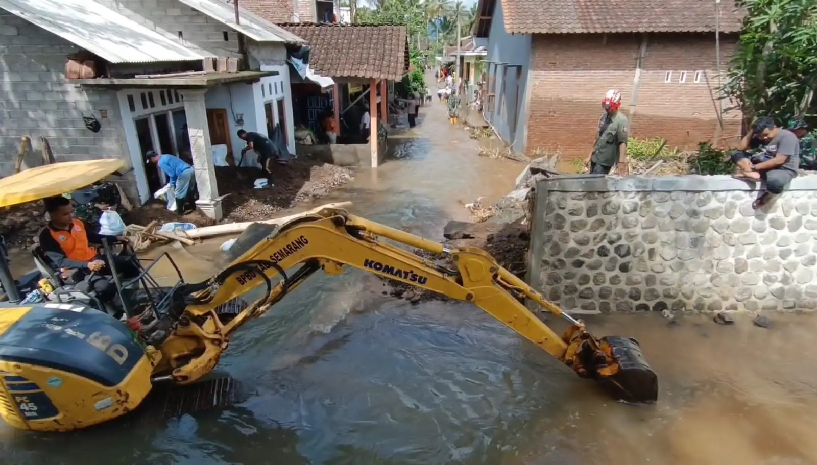 Banjir Banyubiru Surut, Alat Berat Diturunkan Perbaiki Tanggul Sungai yang Jebol