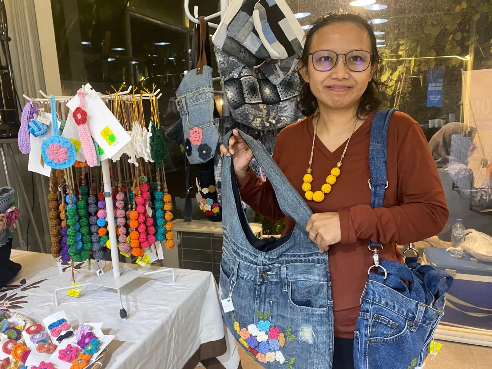 Kreatif! Emak-emak di Semarang Sulap Celana Jeans Bekas Jadi Tas Bernilai Tinggi