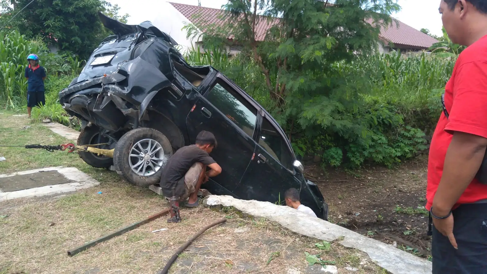 Hendak ke Rumah Sakit, Mobil Tabrak Tiang di Jalanan Magetan