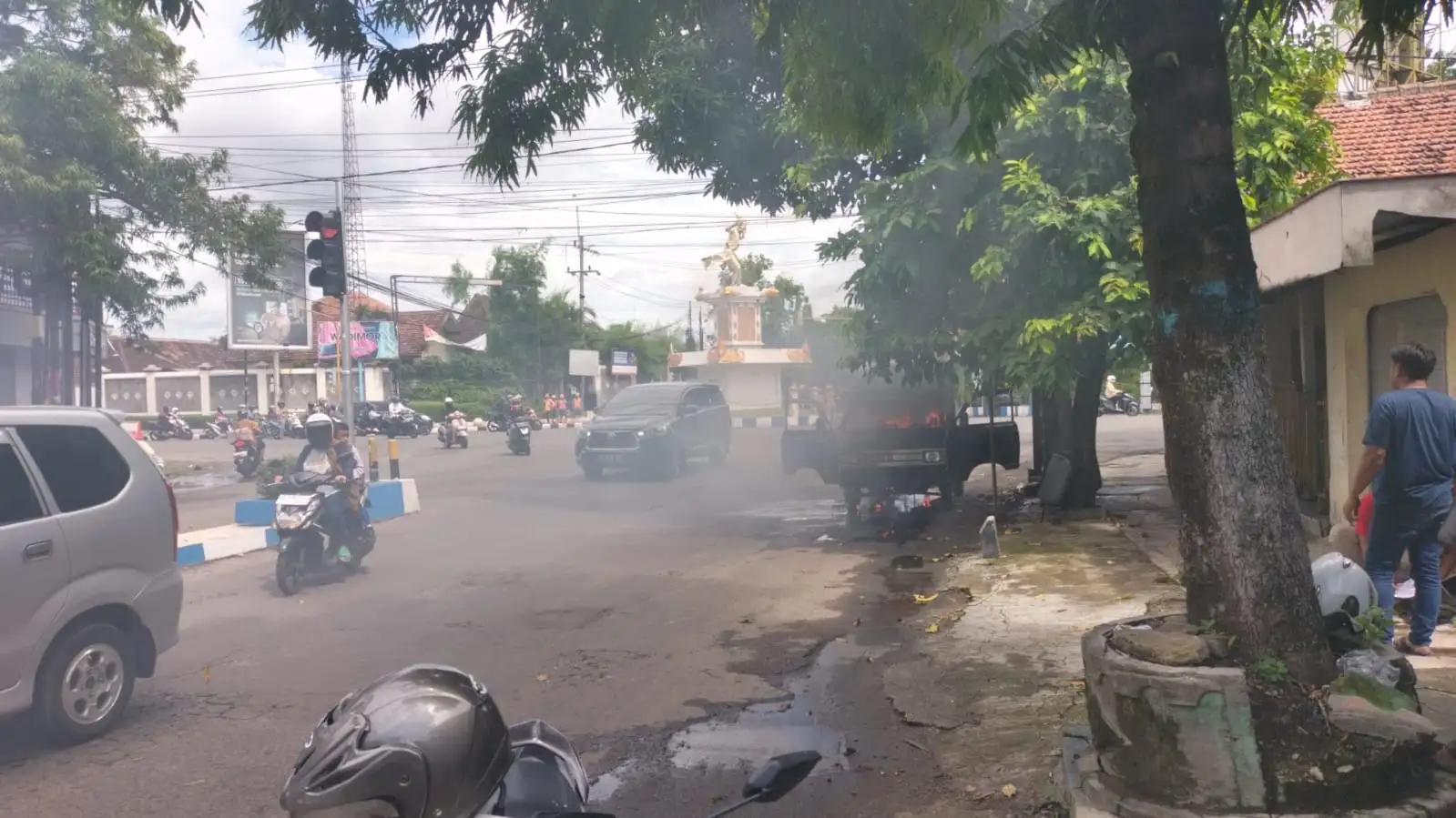 Mobil Boks Tiba-tiba Terbakar di Jalanan Ponorogo, Begini Kronologinya