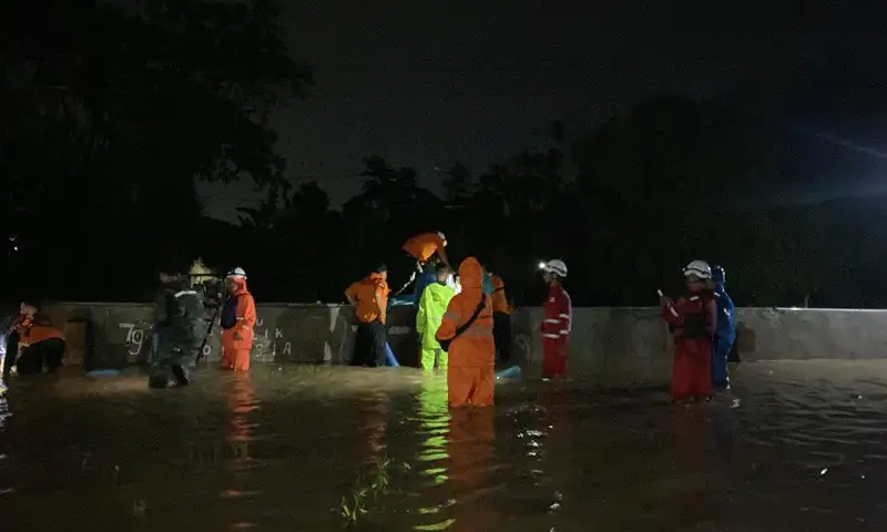 Penyebab Banjir 1,5 Meter di Meteseh Semarang: Tanggul Sungai Tunggu Jebol!