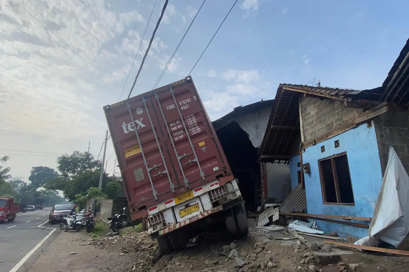 Diduga Rem Tak Berfungsi, Truk Kontainer Tabrak Gudang di Boyolali