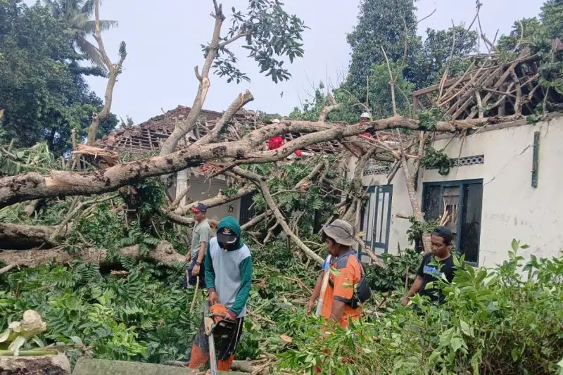 Angin Kencang dan Hujan Lebat Terjang Bantul, Belasan Rumah Rusak