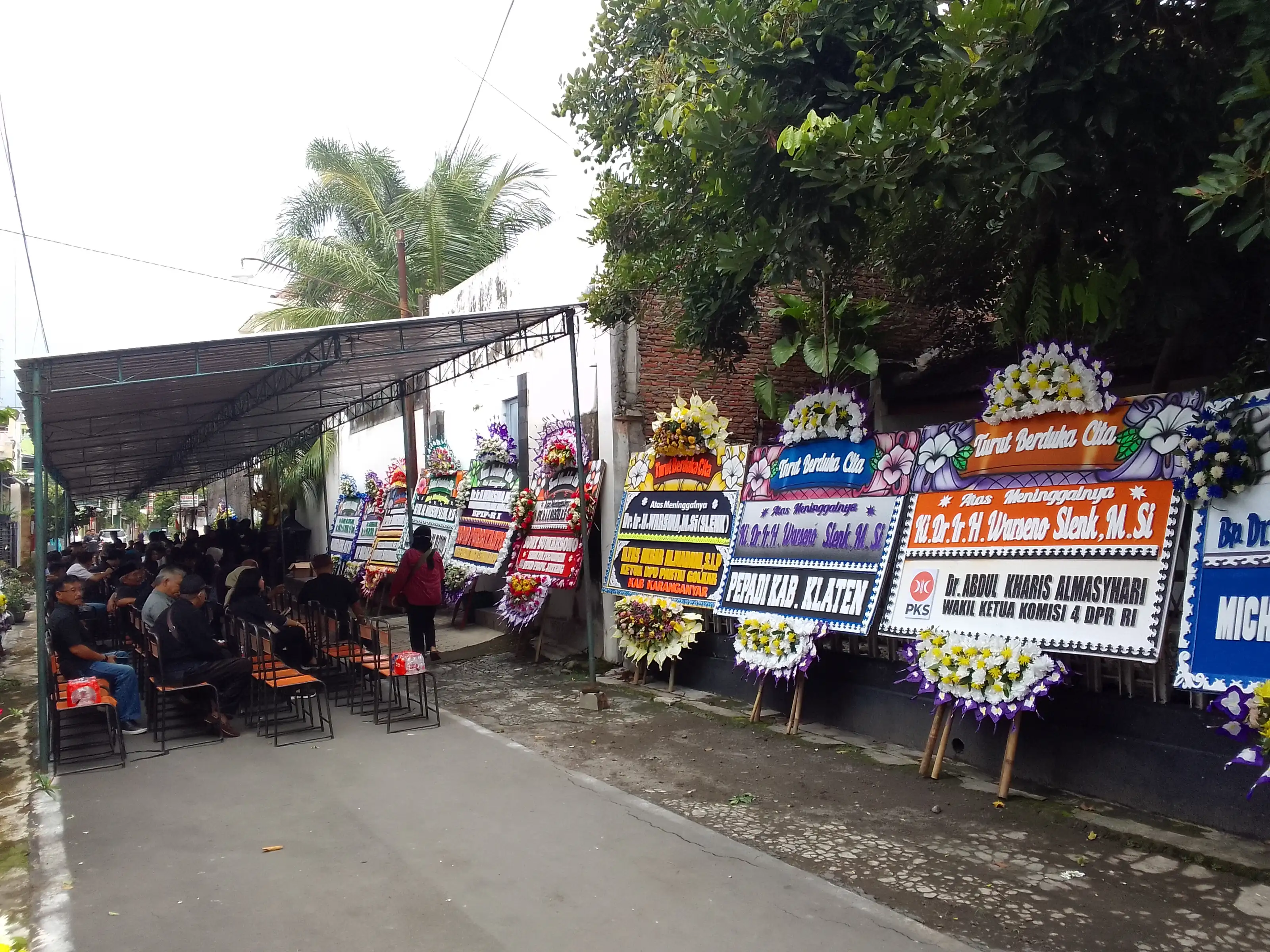 Karangan Bunga Penuhi Rumah Duka Dalang Ki Warseno Slenk di Kartasura