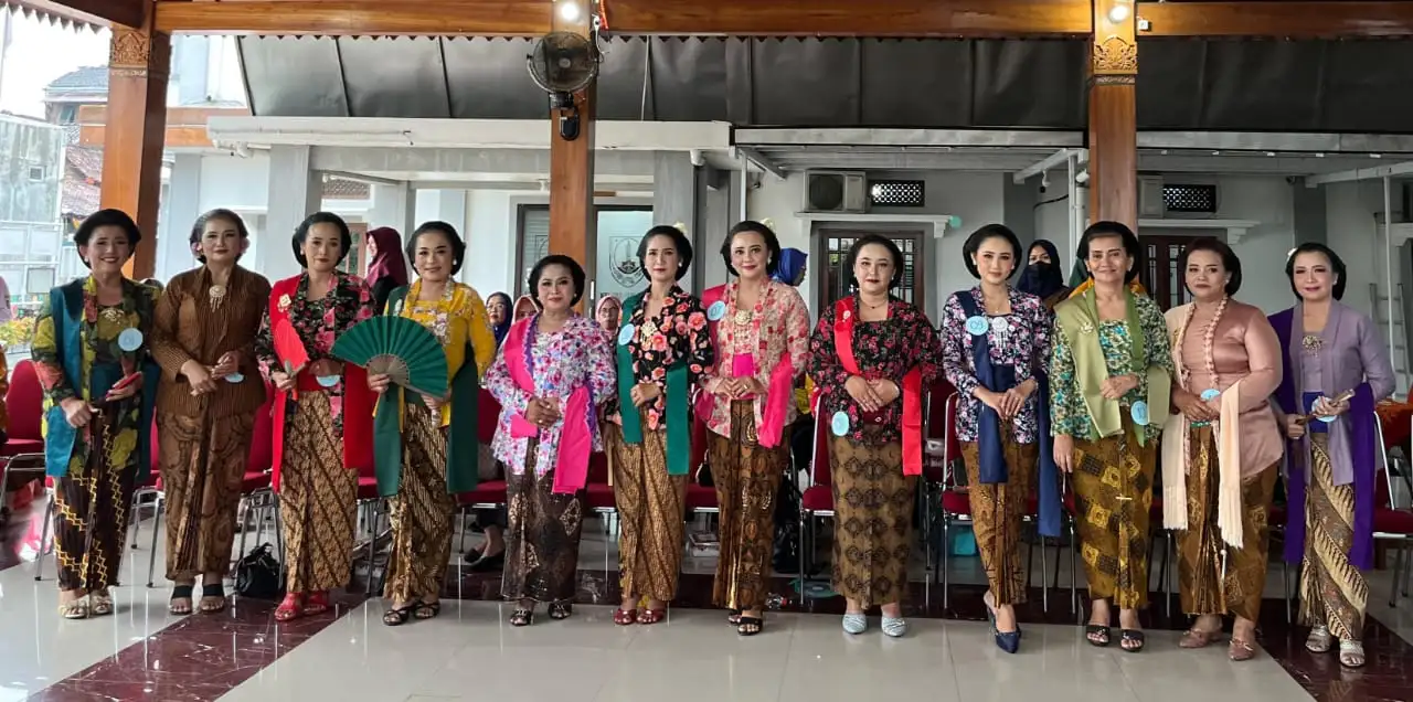 Meriah! Ibu-Ibu PKK Joglo Solo Ikuti Lomba Fashion Show Kebaya