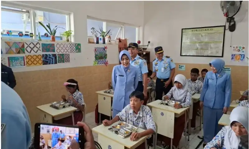 SD Angkasa Colomadu Karanganyar Nikmati Makan Siang Gratis dari Lanud