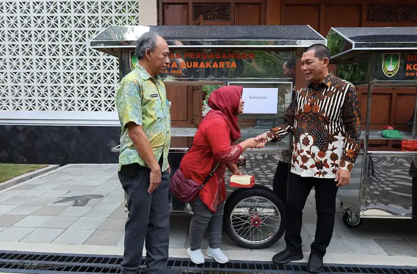 Dukung UMKM, Pemkot Solo Beri Bantuan Gerobak Usaha untuk 20 Warga