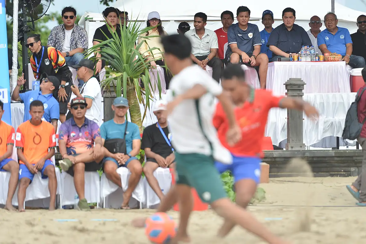 Ketum PSSI Buka Piala Bola Pantai Indonesia 2024 di Legian Bali