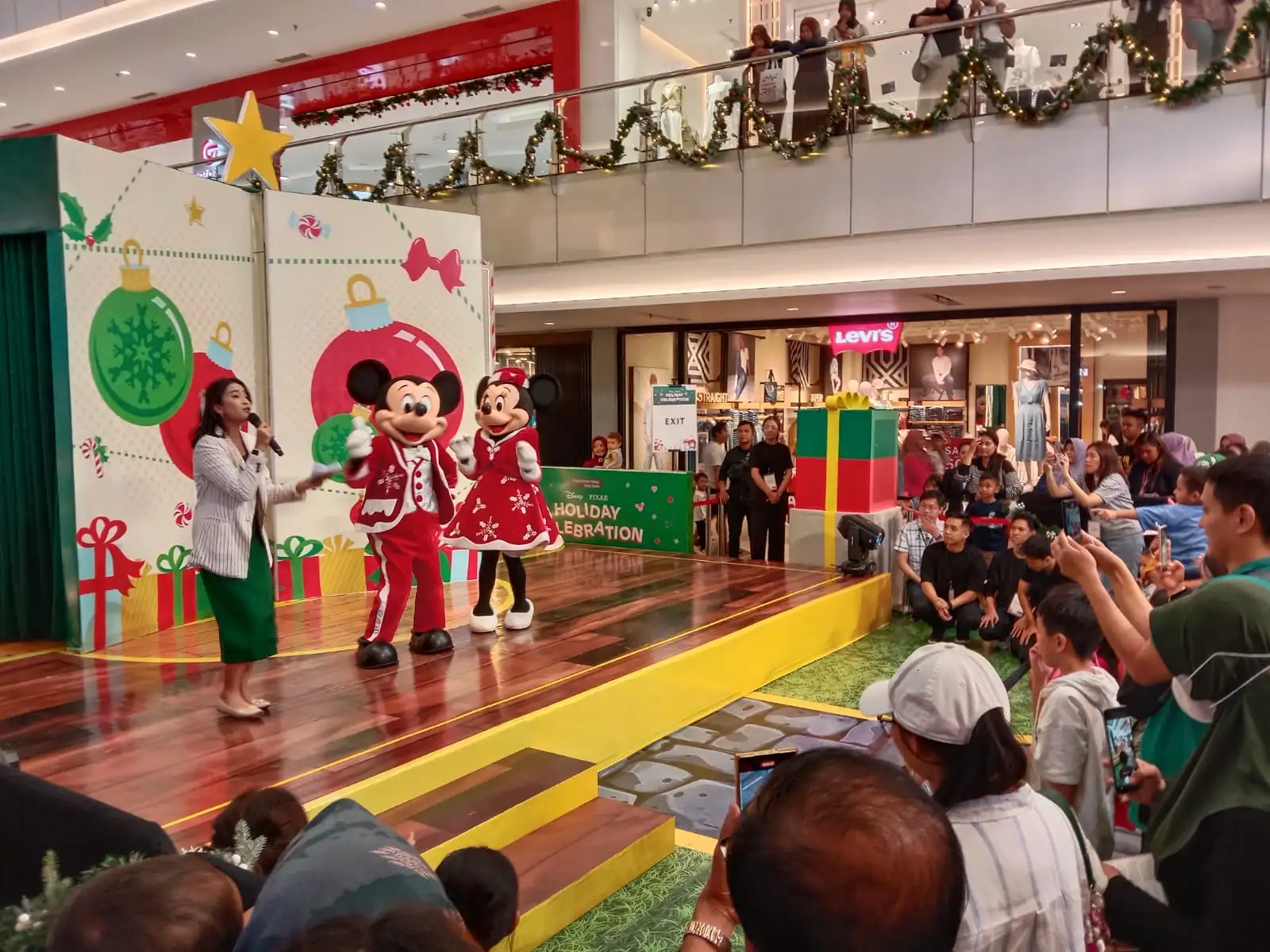 Pengunjung Antusias Berfoto dengan Mickey Mouse di Pakuwon Mall Solo Baru